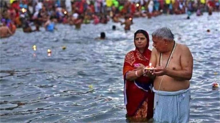 महिला कलाकार ने महाकुंभ के लिए ‘राम नाम’ से अमृत कलश की बनाई पेंटिंग, divinity और grandeur का प्रतीक