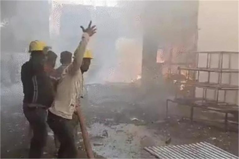 जबलपुर में पटाखा बाजार में लगी भीषण आग, कई दुकानें जलकर खाक