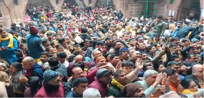 Mathura News : नए साल पर कान्हा की नगरी में श्रद्धालुओं ने डाला डेरा