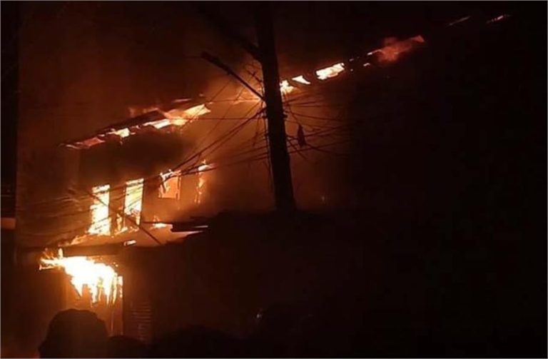 Srinagar में आग का भयानक मंजर, चपेट में आई रिहायशी इमारत