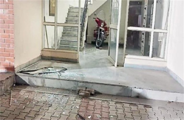 Sirmour: अग्निशमन केंद्र नाहन में शराब के नशे में धुत्त कर्मी ने मचाया हुड़दंग