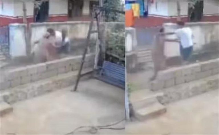 महिला और पड़ोसी के बीच झाड़ू से हुआ जबरदस्त झगड़ा, वीडियो हुआ वायरल