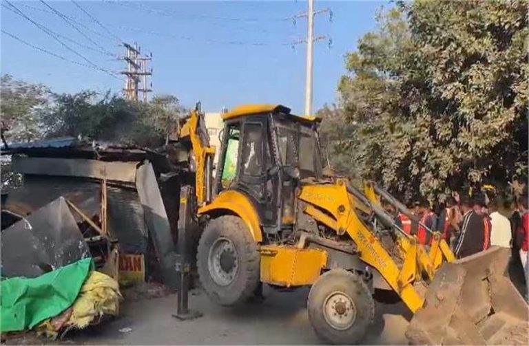 इंदौर की मेघदूत चौपाटी पर चला पीला पंजा, कांग्रेस ने उठाए सवाल