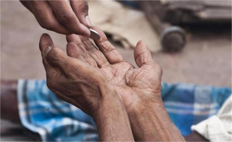 इंदौर में भिक्षा देने वाले शख्स के खिलाफ FIR दर्ज, भीख मांगने वाली महिला पर भी हुई कार्रवाई