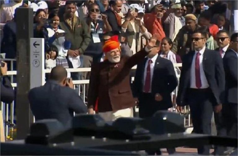 Republic Day 2025: पीएम मोदी ने प्रोटोकॉल तोड़ा, लोगों का अभिवादन करने के लिए कर्तव्य पथ पर चले (VIDEO)