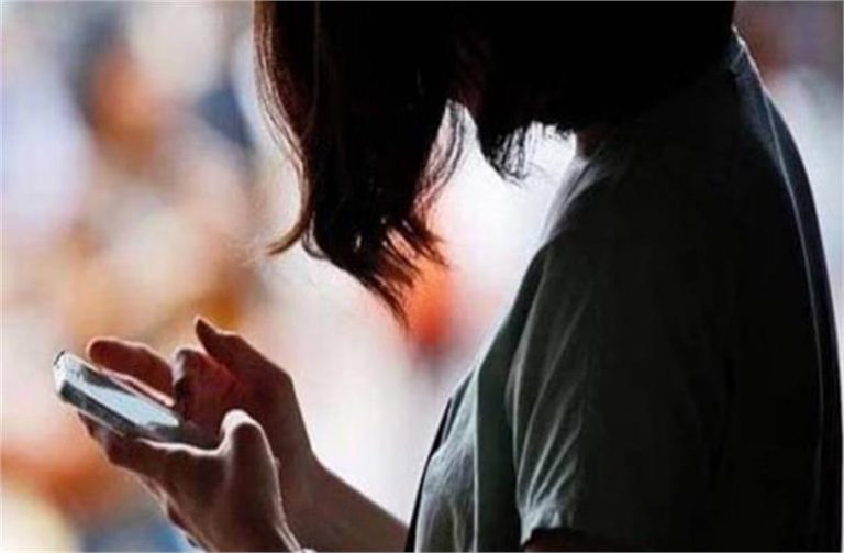 सूरत: मोबाइल की लत ने ली बच्ची की जान, मां की डांट से उठाया खौफनाक कदम