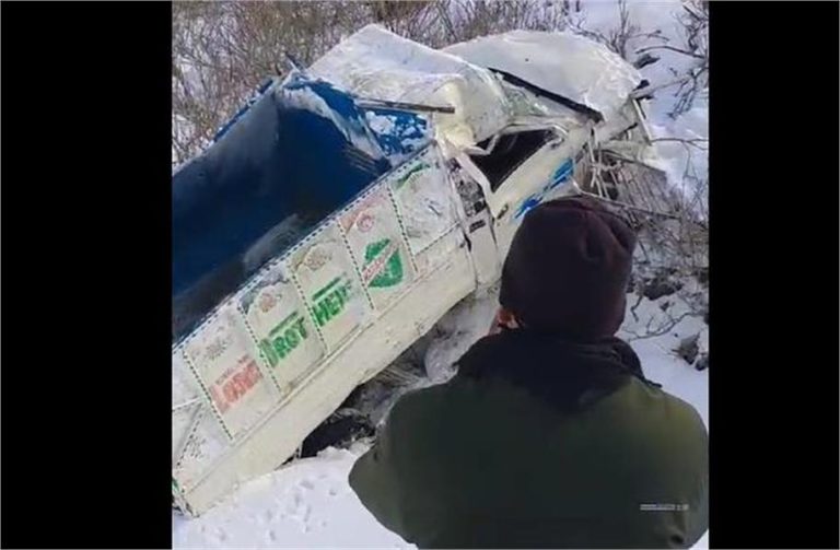 Kashmir News : खाई में गिरी कार, मौके पर मच गई अफरा-तफरी