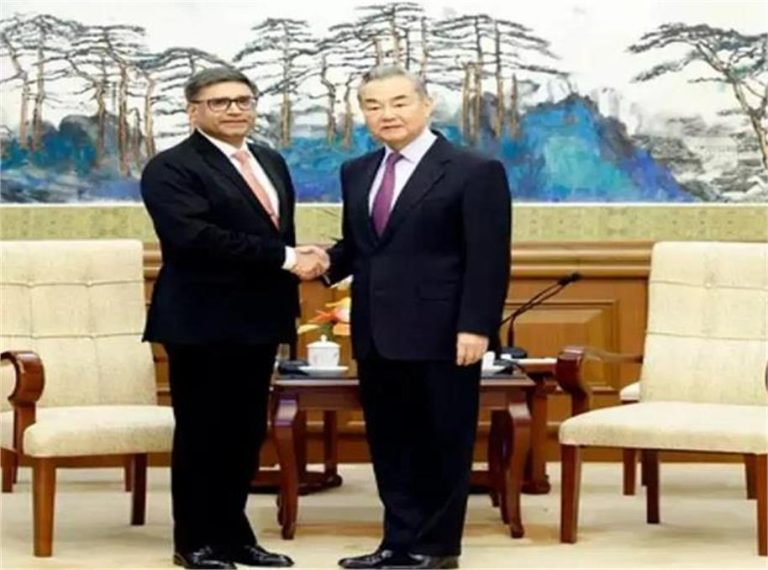 विदेश सचिव मिसरी ने चीन के विदेश मंत्री से की मुलाकात, वांग बोले-दोनों देश शक के बजाय प्रतिबद्धता से करें काम