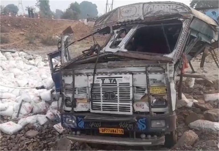 दमोह में लोडिंग ट्रॉला अनियंत्रित होकर पुलिया से नीचे गिरा, चालक गंभीर घायल