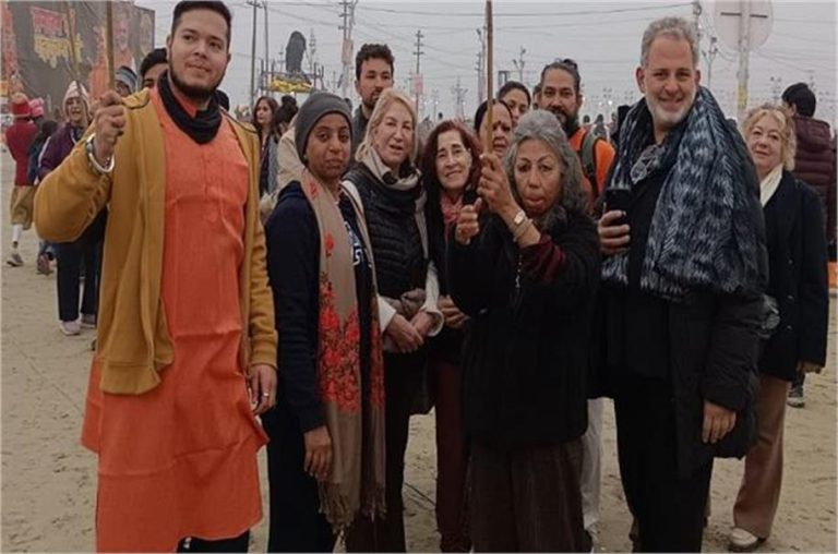 विश्व की आस्था का केंद्र बना Mahakumbh, विदेशी भाषाओं में गूंज उठा “जय श्री राम”, “हर हर गंगे के जयकारों” से संगम