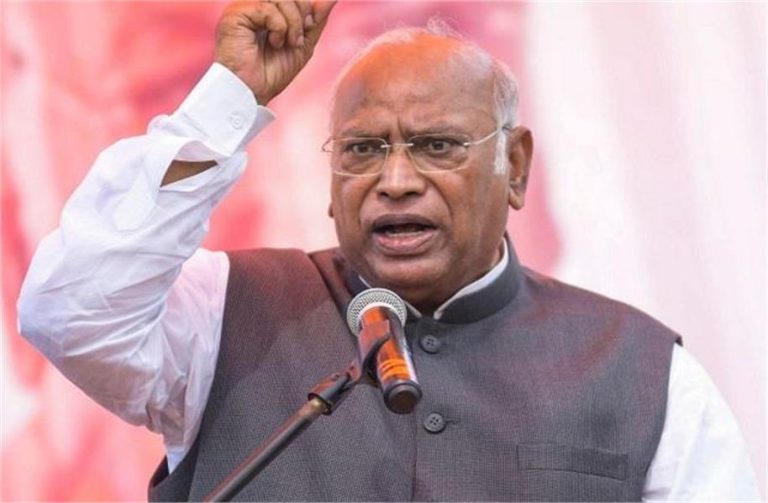 ‘गंगा में डुबकी लगाने से गरीबी दूर होगी क्या’…खरगे ने किस पर कसा तंज