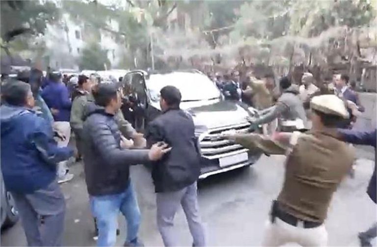 अरविंद केजरीवाल पर हमला, फेंके गए पत्थर, AAP ने परवेश वर्मा पर लगाए आरोप