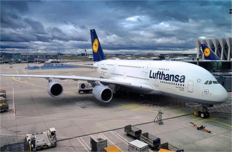 लुफ्थांसा एयरलाइंस पर जुर्माना: देरी और खराब सेवा ने बिगाड़ी बुजुर्ग दंपत्ति की यात्रा