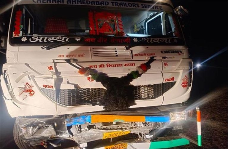 महाकुंभ में शामिल होने जा रहे श्रद्धालुओं की कार ट्राले से टकराई, 3 की मौत, 3 गंभीर घायल