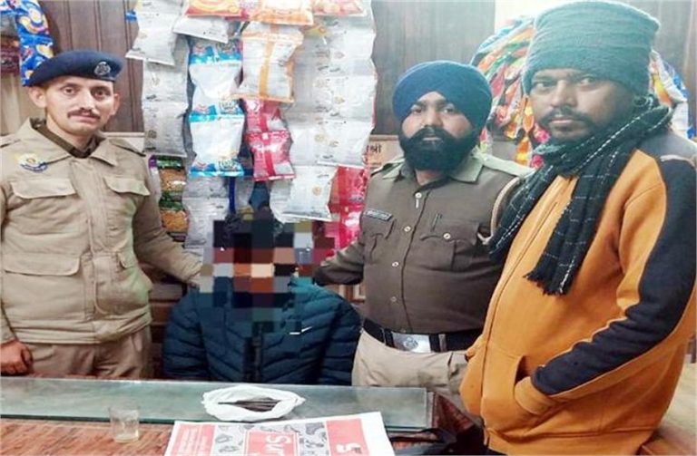 Sirmaur: चाय की दुकान पर बैठे व्यक्ति से चरस बरामद