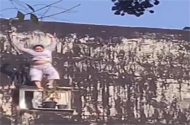 महिला ने 6 मंजिल से छलांग लगाकर की आत्महत्या, भयावह वीडियो आया सामने