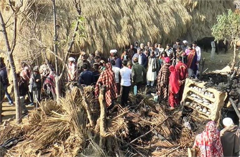 J&K : पशुओं के बाड़े में लगी भीषण आग, तड़प-तड़प कर गई सैंकड़ों जानें