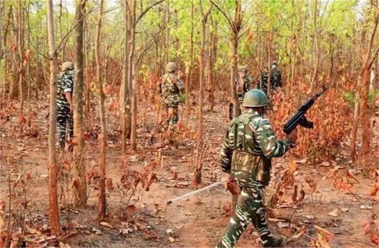 Chhattisgarh Naxal Surrender : 43 लाख के इनामी नौ कुख्यात नक्सलियों ने किया आत्मसमर्पण