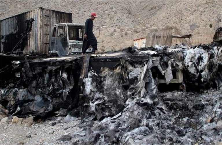 उत्तर-पश्चिम पाकिस्तान में तेल टैंकरों के काफिले पर अज्ञात हथियारबंद लोगों का हमला