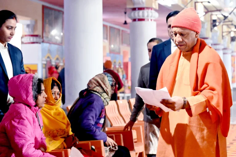 CM Yogi ने कड़ाके की ठंड में भी आयोजित किया ‘जनता दर्शन