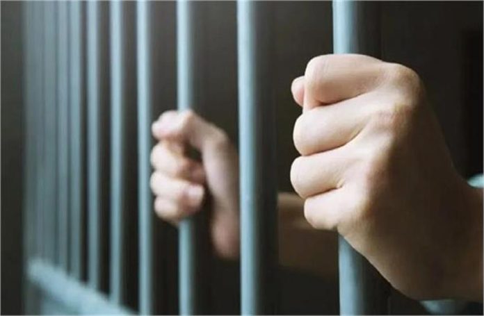 10_12_323273505jail-ll