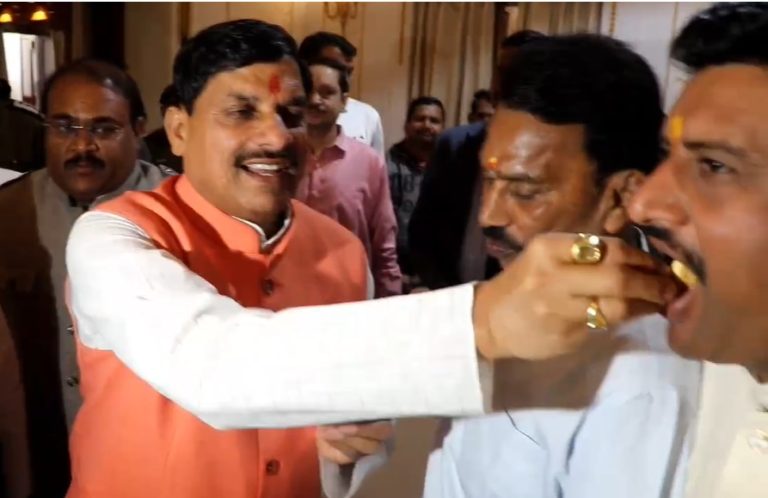 दिल्ली चुनाव नतीजों से गदगद हुए CM मोहन, नेताओं को लड्डू खिलाकर दी बधाई