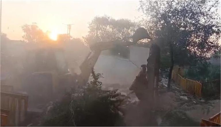 भोपाल के मोतीनगर में अवैध दुकानों पर चला पीला पंजा