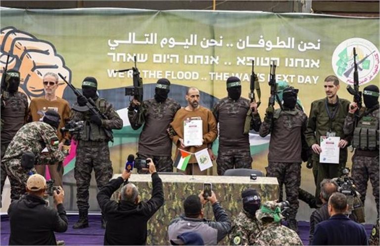 हमास ने रिहाई से पहले तीन इजराइली बंधकों को गाजा में सैकड़ों लोगों के सामने घुमाया