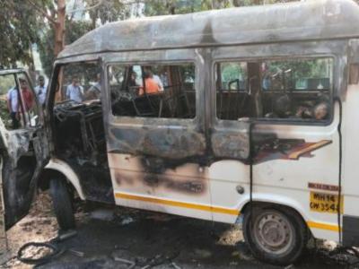 pune-minibus-fire_202503894009