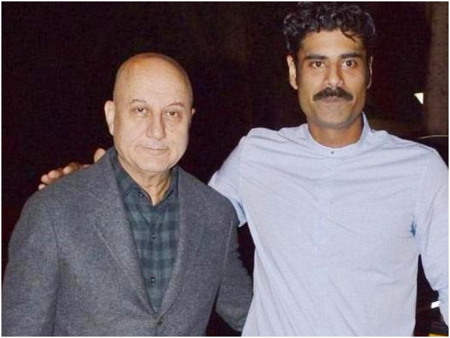 090620040214-5edf652ed750danupam-and-sikandar