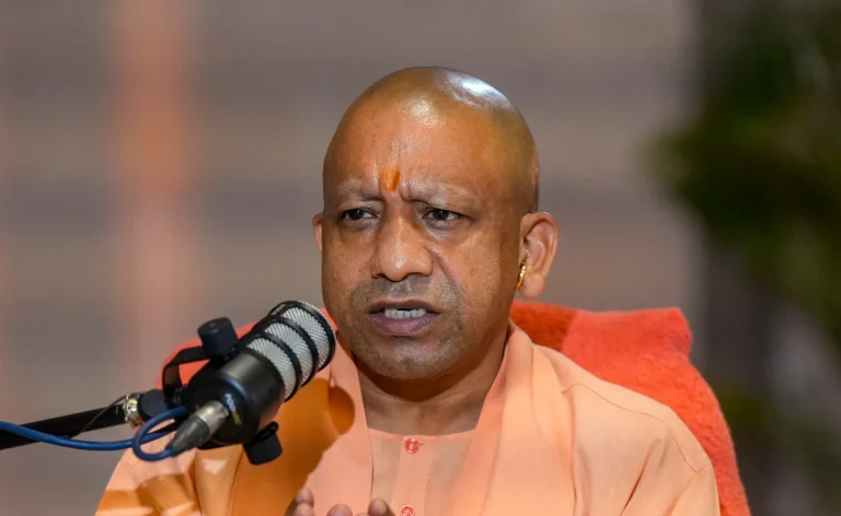 UP : योगी सरकार की मातृभूमि योजना से बदले गांवों के हालात, लोग खुद बना रहे खेल परिसर