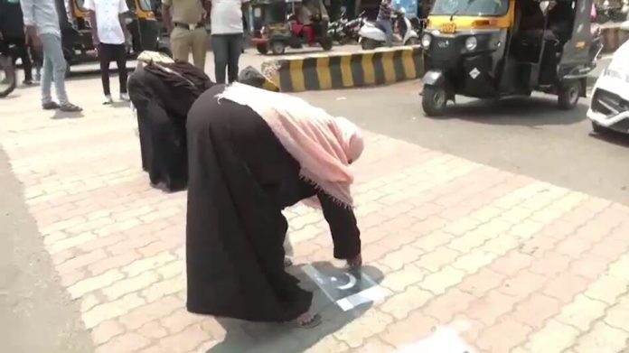 680dc4064fc3b-women-wearing-burqas-removed-pakistani-flags-in-karnataka-274327922-16x9