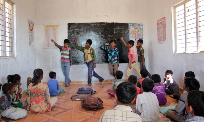 8children_performingsonganddanceschooljogninar