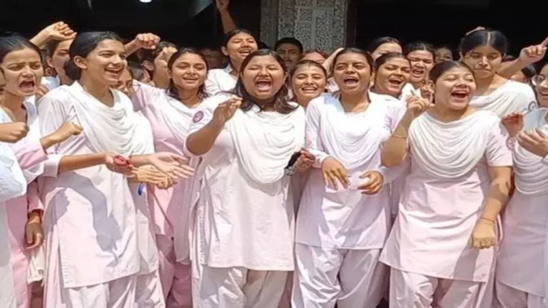 NATIONAL :  जम्मू और कश्मीर 12वीं बोर्ड में 75% स्टूडेंट्स पास, लड़कों से आगे निकलीं लड़कियां