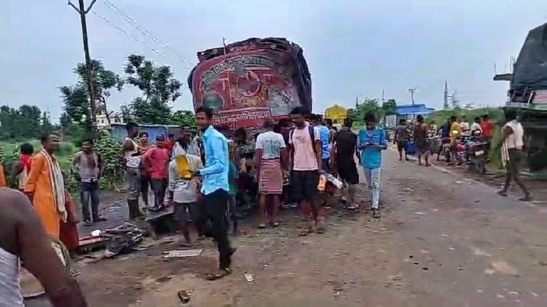 NATIONAL : मोतिहारी में सोयाबीन तेल का टैंकर पलटा, लूटने के लिए जिसे जो मिला लेकर दौड़ा
