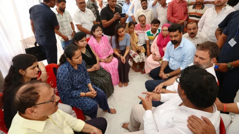 NATIONAL : कानपुर के शुभम द्विवेदी की पत्नी ऐशान्या ने राहुल गांधी को सुनाया अपना दर्द, कहा- आतंकी आराम से…