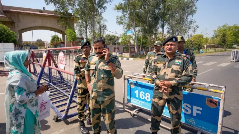 NATIONAL : पहले कहा NO, अब अपने नागरिकों को वापस बुला रहा पाकिस्तान, खोला दिया बॉर्डर