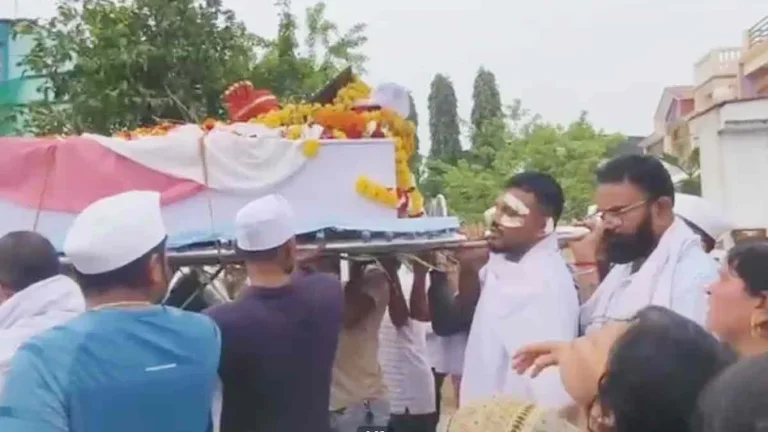 NATIONAL : प्लेन हादसे में बचे विश्वास कुमार ने भाई की अर्थी को दिया कंधा, बिलख-बिलख कर रोते रहे