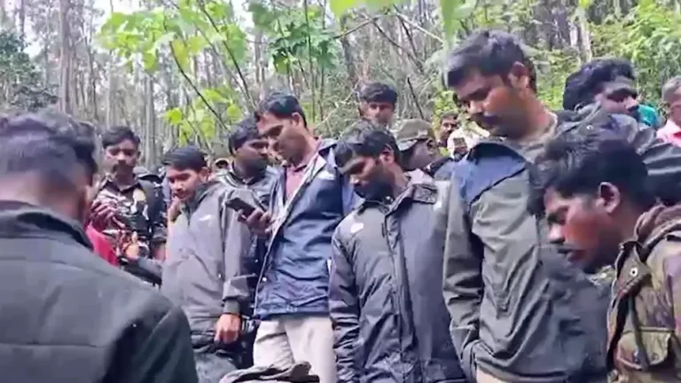 NATIONAL : घर के बाहर खेल रही बच्ची को उठा ले गया तेंदुआ… जंगल में मिले शव के टुकड़े, देखते ही बिलख पड़ा परिवार
