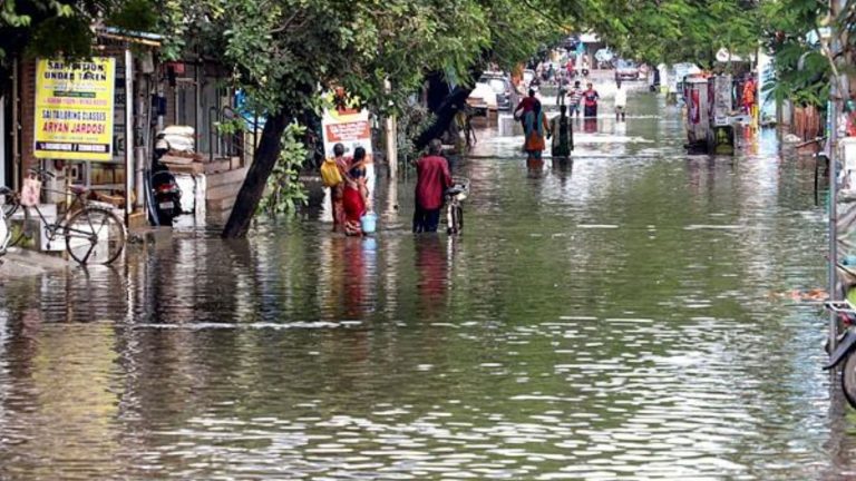 NATIONAL: UP में बारिश ने 50 साल का रिकॉर्ड तोड़ा: 3 की मौत; यमुनोत्री यात्रा रोकी गई