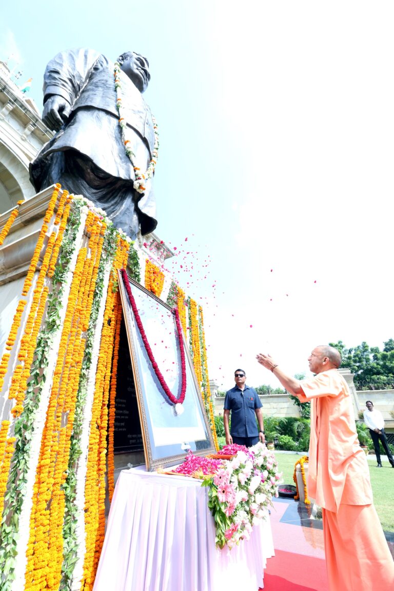 UP : सीएम योगी ने अटल बिहारी वाजपेयी की पुण्यतिथि पर दी श्रद्धांजलि, कहा- राजनीति को दी नई दिशा