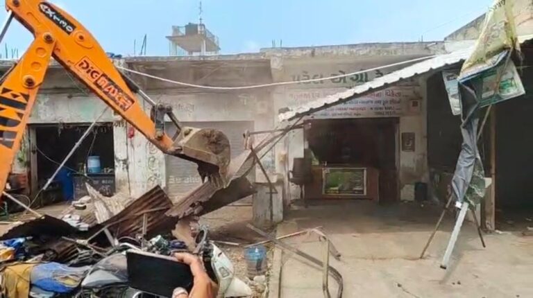 UP : ‘सब नापेंगे, सब तोड़ेंगे, कोई नहीं बचेगा…’, चंदौली में अतिक्रमण हटाने पहुंचे SDM का ‘फुल एक्शन’ मोड….