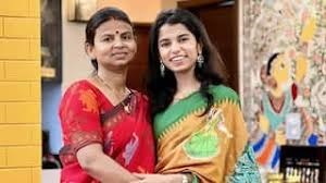 NATIONAL : BJP विधायक मैथिली ठाकुर की मां के पर्स से हीरे का स्टड चोरी, कीमती घड़ी भी गायब