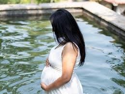 NATIONAL : दोस्त की मैटरनिटी फोटोशूट में बिजी थी मां, वाटर पूल में गिरकर बेटे की मौत