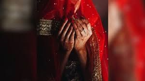 NATIONAL : दूल्हे ने सुहागरात में किया टच तो दुल्हन ने घोंप दिया चाकू, फिर प्रेमी चाचा के साथ हुई फरार