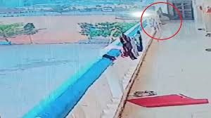 NATIONAL : देर तक बालकनी में खड़ा रहा, बार- बार सोचा फिर कूद गया छात्र, पिता ने स्कूल पर लगाए उत्पीड़न के आरोप