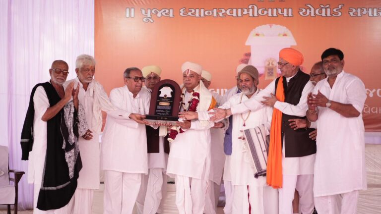 NATIONAL : समाधियों से चमत्कार नहीं, बल्कि रहस्य उजागर होते हैं: पू. मोरारीबापू