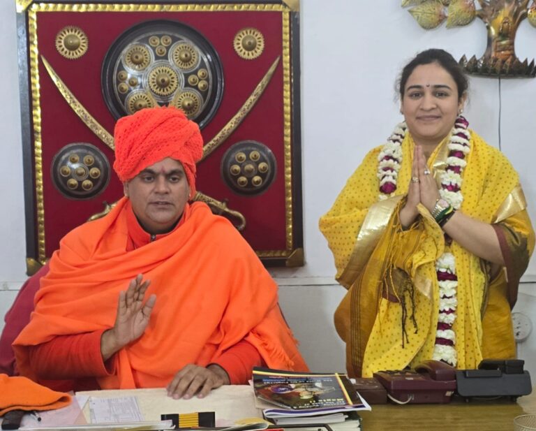 NATIONAL : आज हिंदू महासभा भवन, नई दिल्ली स्थित केंद्रीय कार्यालय में उत्तर प्रदेश महिला आयोग की उपाध्यक्ष श्रीमती अपर्णा यादव जी ने सनातन सम्राट स्वामी चक्रपाणि जी महाराज से भेंट कर उनका आशीर्वाद प्राप्त किया।