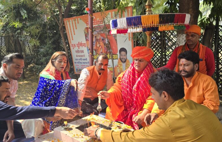 BOLLYWOOD : फिल्म अभिनेत्री पूनम पांडे ने परम पूज्य स्वामी चक्रपाणि जी महाराज से लिया आशीर्वाद