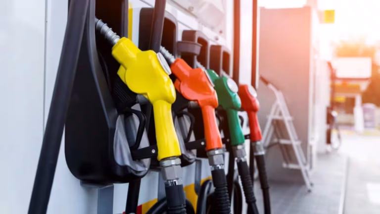 Business : मिडिल ईस्ट तनाव के बीच सरकार की तैयारी, पेट्रोल-डीजल की कीमतों को काबू में रखने का मास्टर प्लान; जानें डिटेल